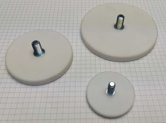 Uchwyty magnetyczne w obudowie gumowej w z gwintem zewnętrznym BIAŁE